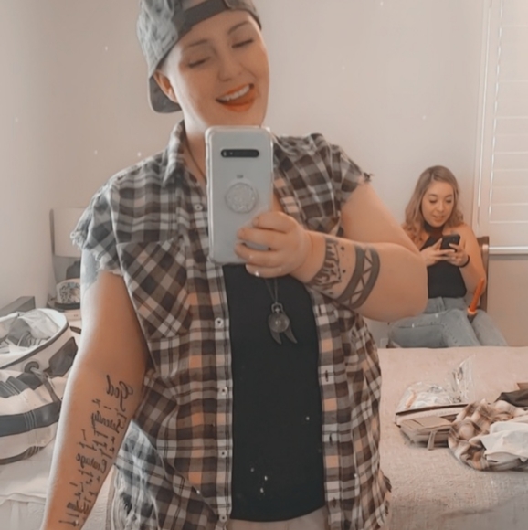 Meet your Posher, Amanda - Picture 1 of 6